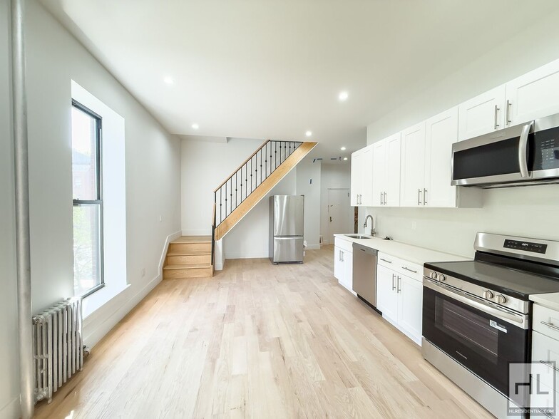 Building Photo - Expansive Sun-drenched Bed-Stuy 7 Bed 3-Bath Duplex