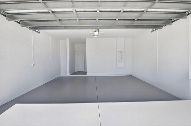 Building Photo - 15120 Wildwood Cir