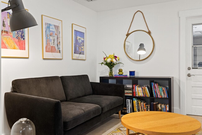 Building Photo - 425 10th Ave