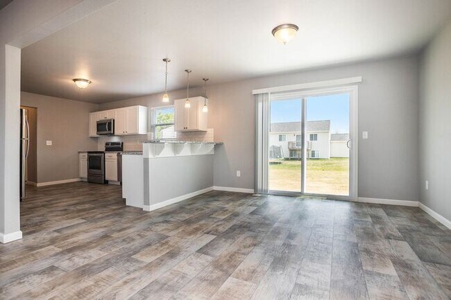 Building Photo - 5643 Claremount St