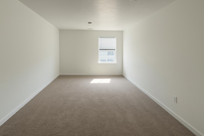 Building Photo - 3239 S Forest Ave