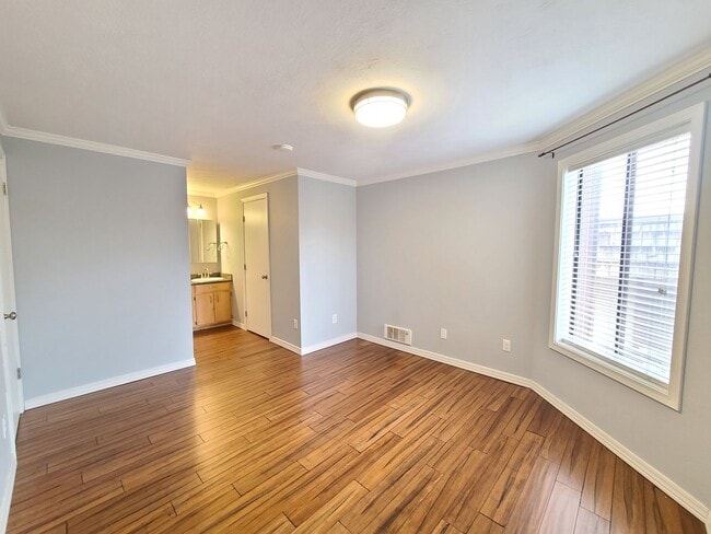 Building Photo - $1,695 - 2 Bed / 2 Bath Spacious Top Floor...