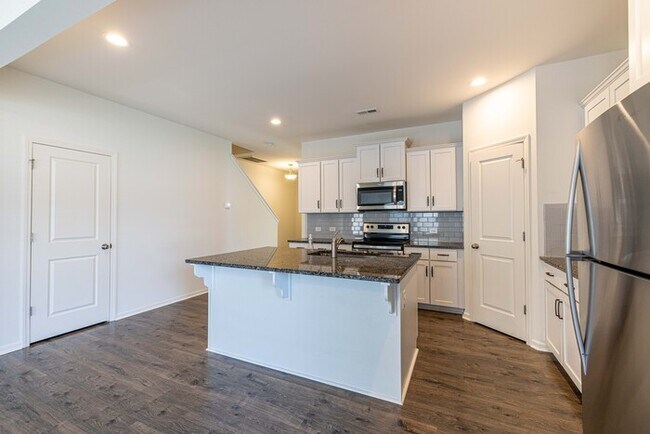 Building Photo - BEAUTIFUL 3 Bedroom Townhome Bonterra Vill...