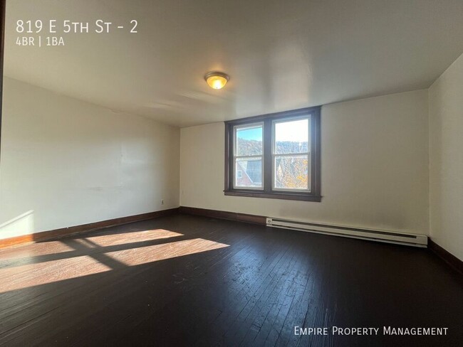 Building Photo - Available Now! 2nd and 3rd Floor: 4 Bedroo...