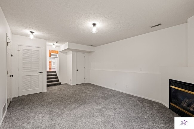 Building Photo - AVAILABLE NOW!