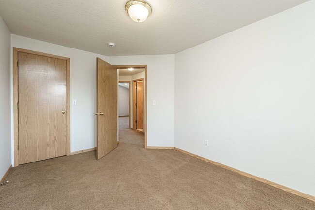 Building Photo - Comfortable 3-Bedroom Townhouse with A/C, ...