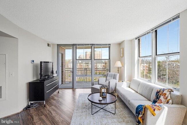 Building Photo - 11800 Sunset Hills Rd