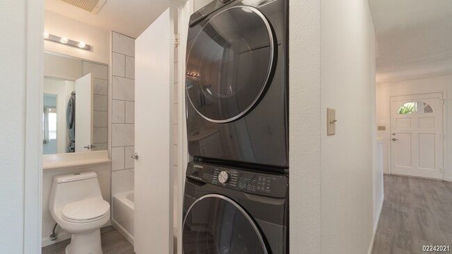 Building Photo - Recently Updated 2BR/1.5BA/1PKG Unit in Ho'omaka Village at Waikele (Waipahu)