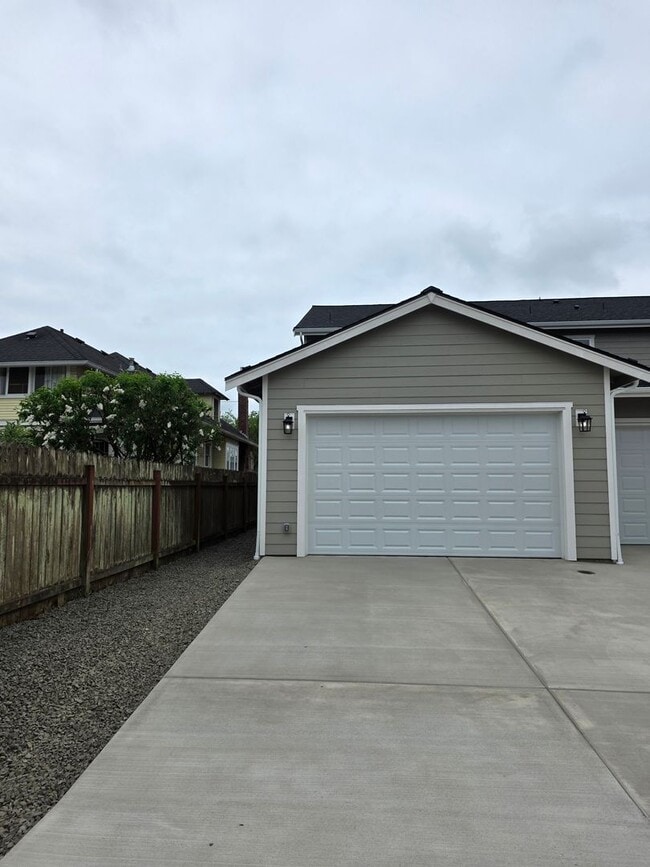 Building Photo - Brand new rental 3 bedroom 2.5 Bath in Centralia