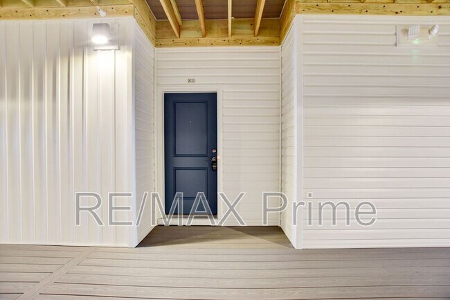 Building Photo - 1720 Vankar Dr