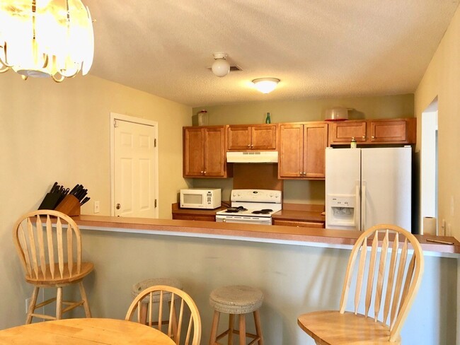 Building Photo - 3 Bedroom 2 Bath House in Quail Hill - Goo...