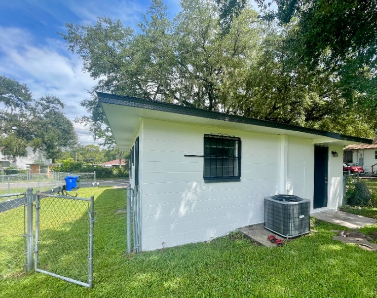 Building Photo - 704 W 13th St