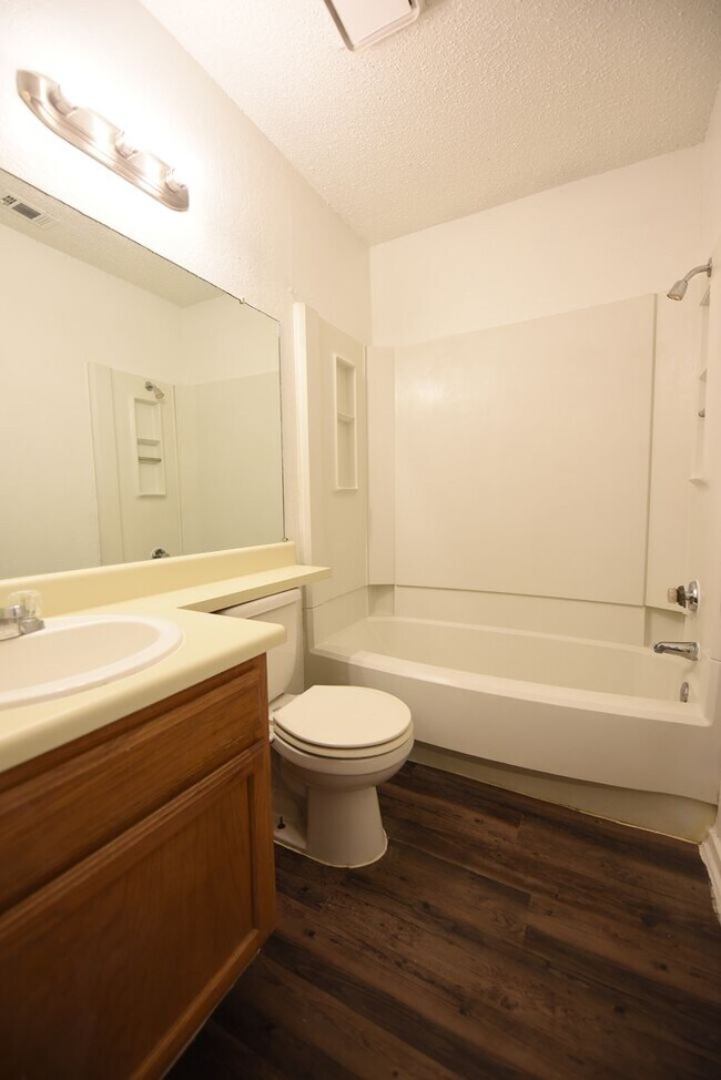 Building Photo - Spacious 2 story town home with fenced yard!