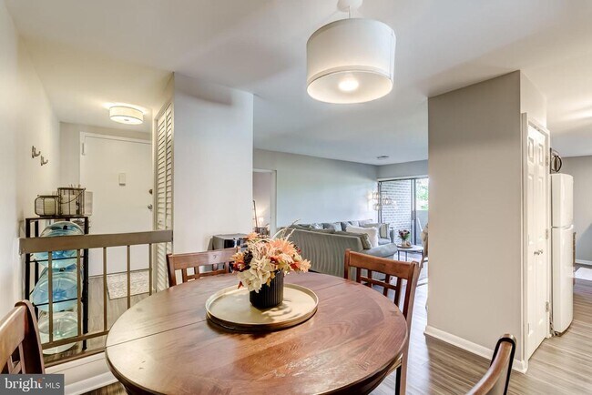 Building Photo - 11260 Chestnut Grove Square