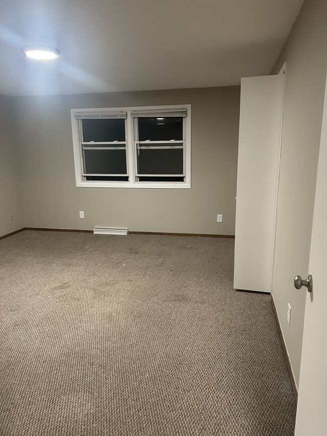 Building Photo - 2193 Packerland Dr