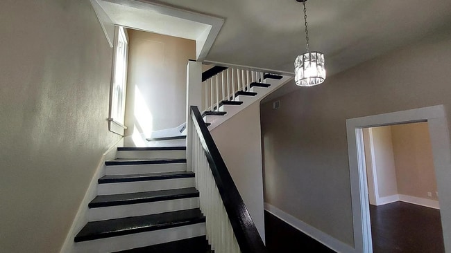 Building Photo - 423 E Sears St