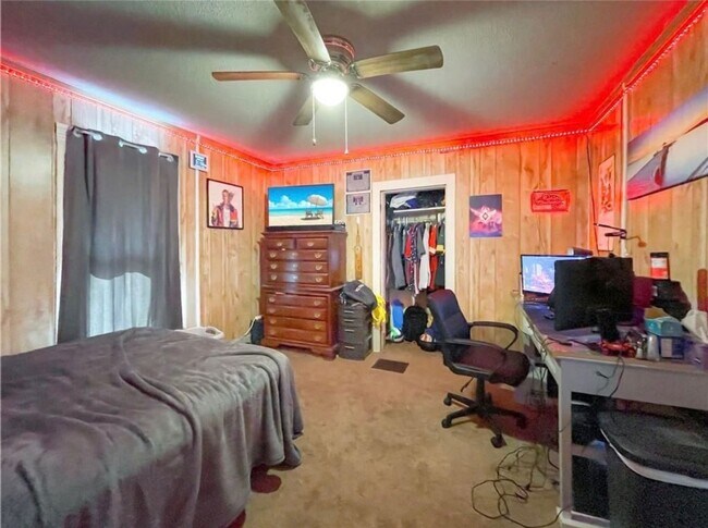 Building Photo - 202 S College St