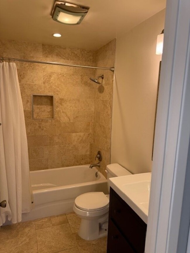 Building Photo - Beautiful 3 bedroom 2 1/2 bath single fami...