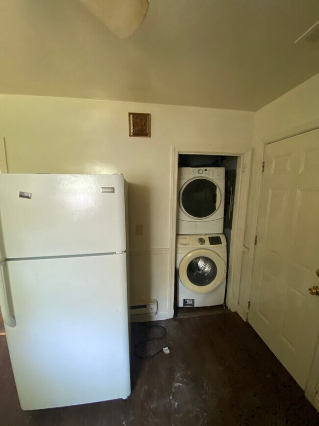 Building Photo - 3 bed house in Henrico County! Alle electric, Central HVAC, large yards, laundry Rva North side!