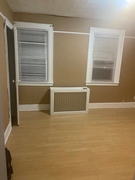 Livingroom with large closet - 9036 205th St