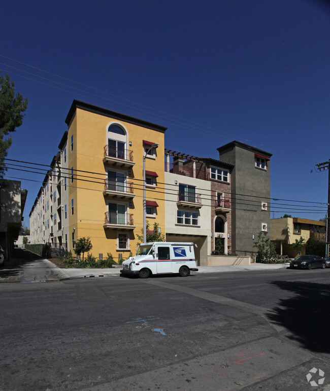 Building Photo - THE WATERMARQUE CONDOS