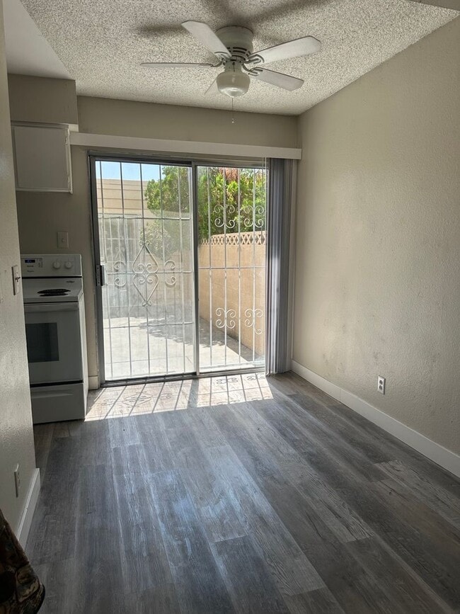 Building Photo - Three bedroom townhome with 2 car garage a...