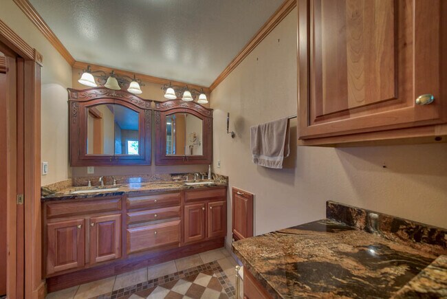 Building Photo - 9 Juniper Ln