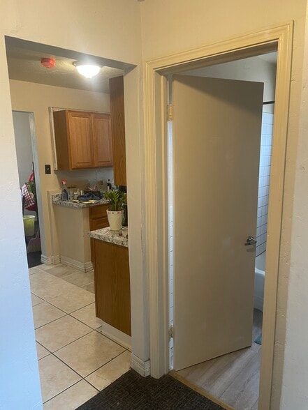 view to kitchen from hallway - 1995 Kingston St