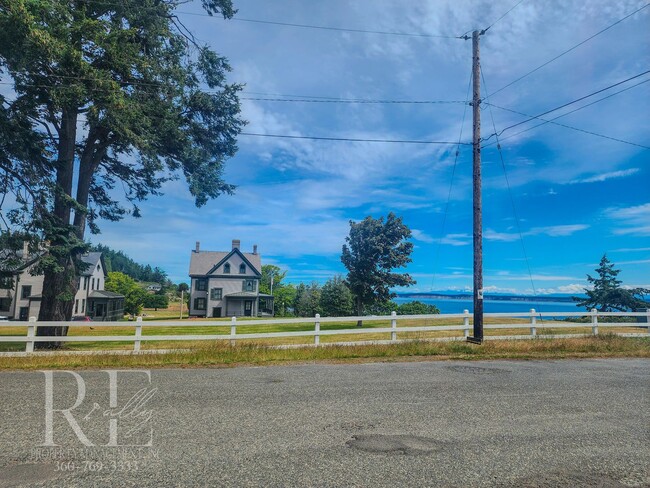 Building Photo - Stunning Water-View Haven and Stress-free ...