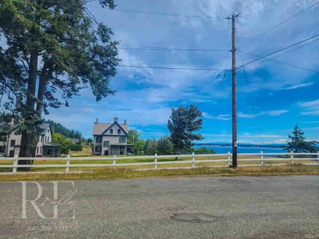Building Photo - Stunning Water-View Haven