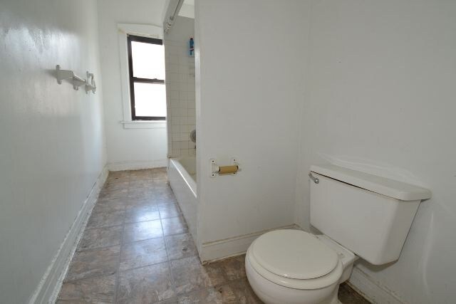 Building Photo - 822 W Waveland Ave