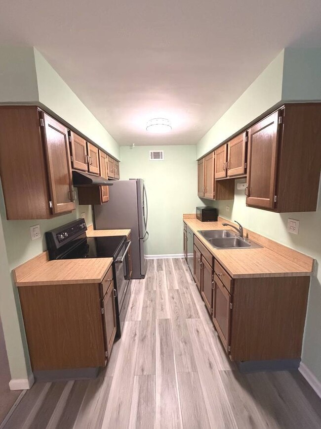 Building Photo - 824 Dighton Ln