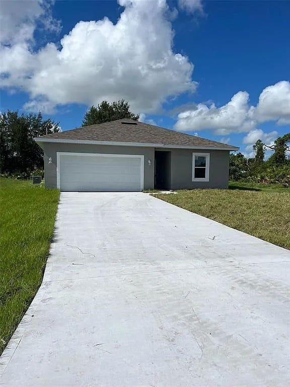 Building Photo - Coastal Comfort Awaits: Spacious 3-Bed, 2-...