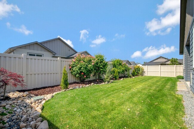 Building Photo - 3 - Bedroom Meridian home on corner lot!!