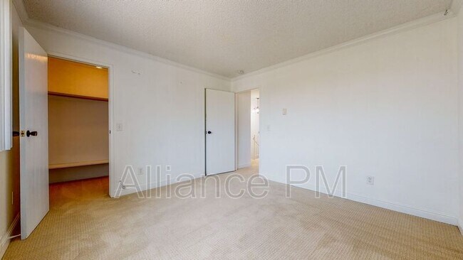 Building Photo - 221 College View Dr