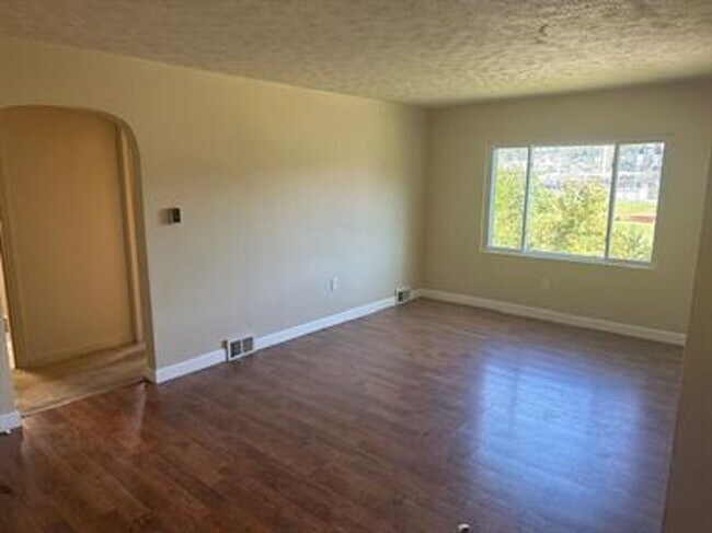 Building Photo - 3 bed/ 1 bath House for rent Clairton, PA