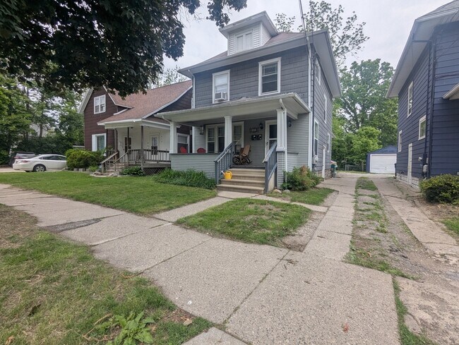Building Photo - 412 W César E. Chávez Ave