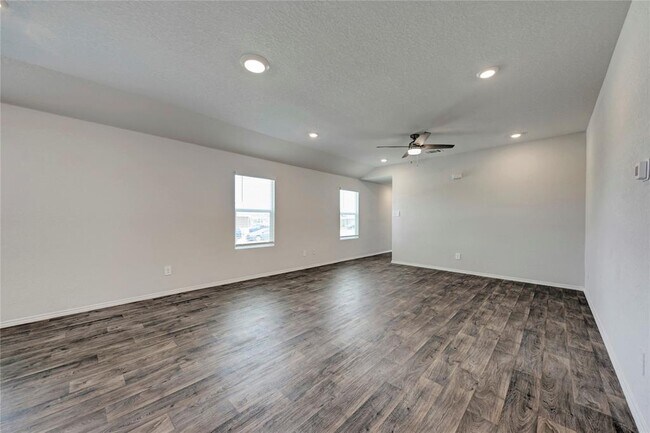 Building Photo - 105 Calgary Ln