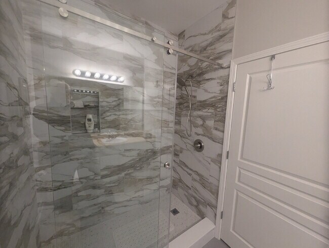 Building Photo - 400 Bucksley Ln