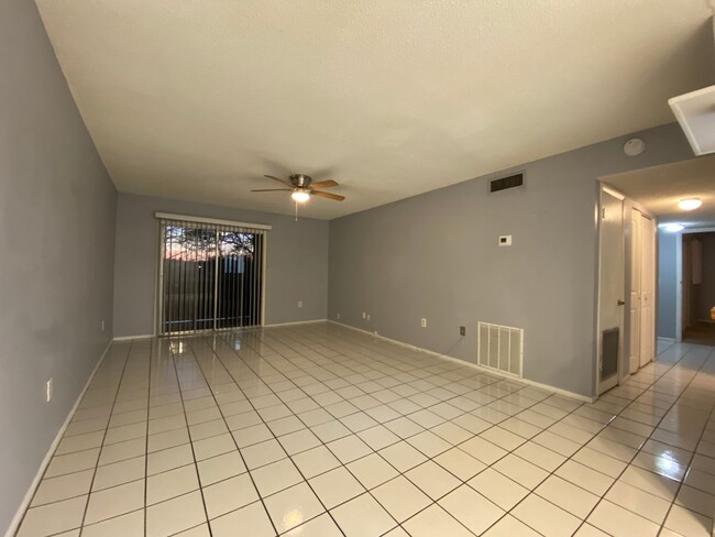 Building Photo - Lovely 3 Bed 2 Bath Unit For Rent in Altam...