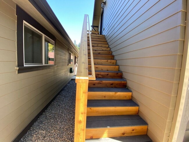 Building Photo - 408 Pine St