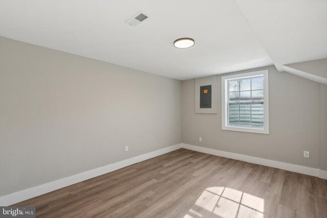 Building Photo - 2414 Phillips Dr