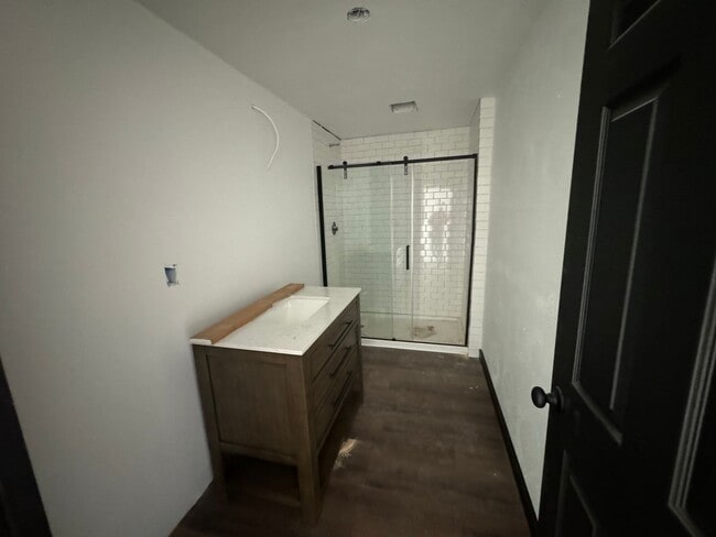 Building Photo - Newly remodeled 3 bedroom 2 bath across from Park!