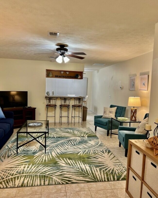 Building Photo - Beautiful Waterfront 2/2 Furnished Condo with community pool!