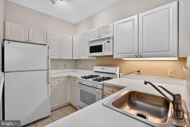 Building Photo - 1645 International Dr