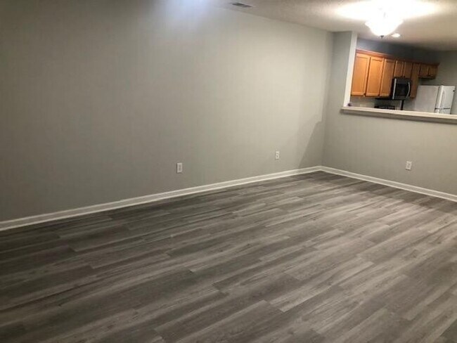 Building Photo - 2 Bedroom 2.5 Bath Townhome in Summer Wood!