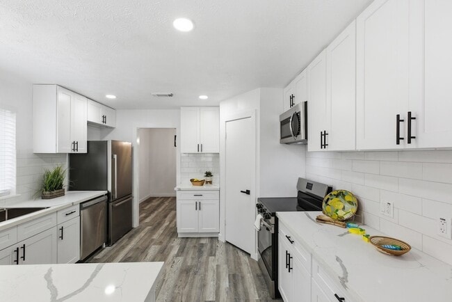 Building Photo - 2906 Colonial Dr