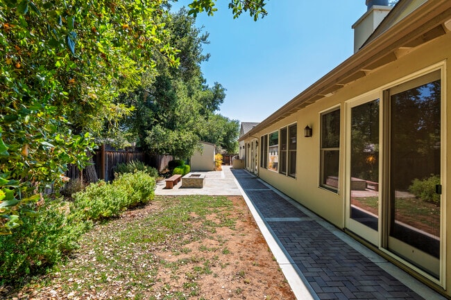 Building Photo - 221 W Edith Ave