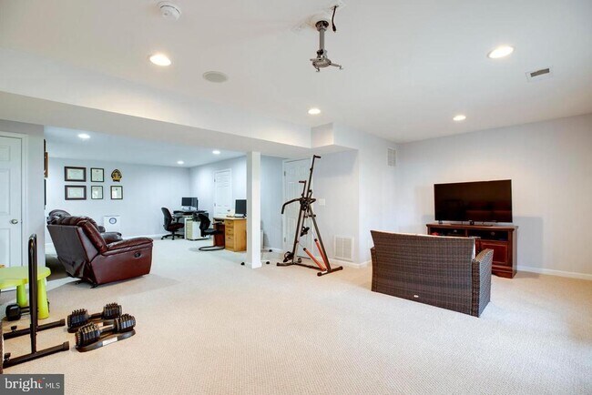 Building Photo - 7536 San Diego Ct