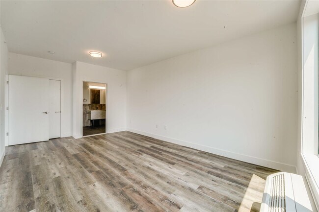 Building Photo - 400 69th St